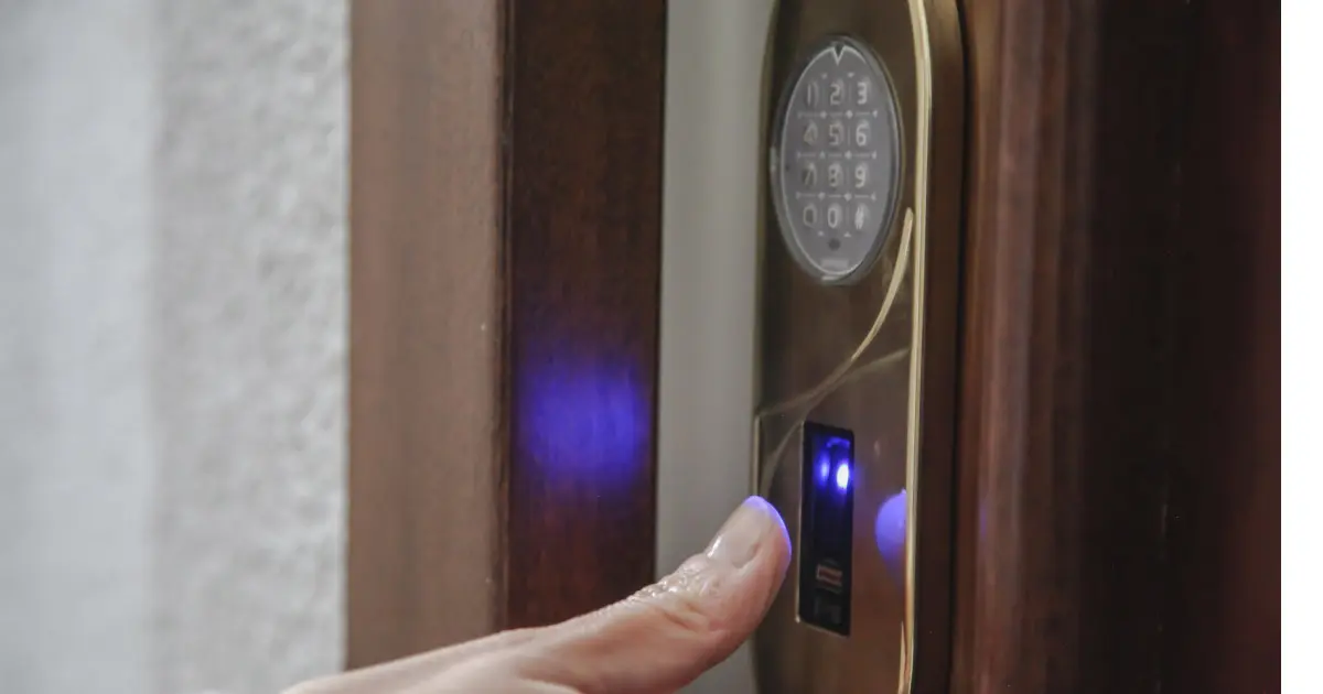 Porte blindate con lettore biometrico, i vantaggi per la sicurezza -  Fortezzza
